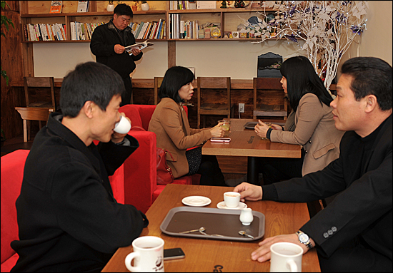 카페 이음을 찾은 고객들이 아늑한 공간에서 차를 마시며 담소를 나누고 있다.