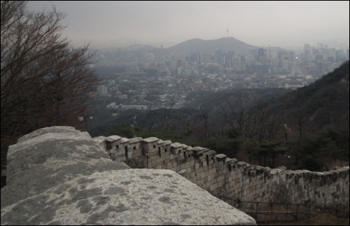 서울이 참 작습니다. 저 멀리 보이는 남산 타워에서 출발하여 정반대 북악산 정상에 도착하였습니다. 산등성이 아래 경복궁과 광화문이 보입니다. 