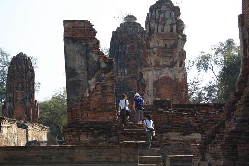 아유따야 (Ayutthaya) 왕조의 옛모습을 보려는 관광객의 발길이 끊이지 않는다.