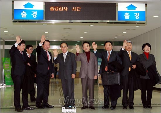  10일 오전 경기도 파주 도라산출입관리소에서 개성공단을 방문하는 국회 외통위와 남북특위 소속 여야 의원들이 출경을 하기 전 취재진을 향해 손을 흔들고 있다.