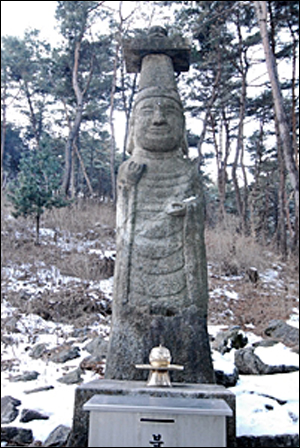 석불 미륵석불입상. 왕방사 지장전 뒤편에 자리한다