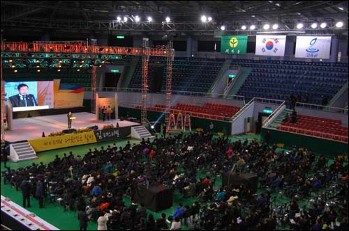  지난 2월 6일. 전남 고흥에서 열린 '김의 날'행사장에 나온 농림수산식품부 차관. 고흥군수. 지역국회의원. 전남 도지사 등 모든 사람들이 청정해역의 중요성을 강조했다.