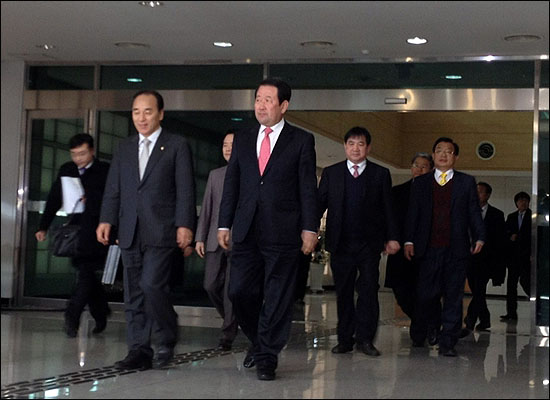 개성공단을 방문했던 의원들이 오후 3시께 도라산 출입국사무소 입국장에 들어서고 있다.