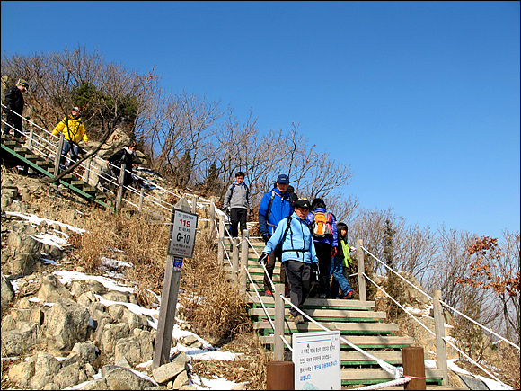 뾰족뾰족 울퉁불퉁 안전 불감지대 등산로에 새로 테크목 계단길도 조성하고 전망처도 마련하여 산행을 하기 훨씬 수월하고 안전해진 계양산 등산로 일부 구간이다. 