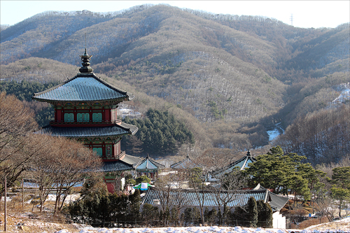 만뢰산 정상에 올랐다가 하산할 때 볼 수 있는 풍경이다.