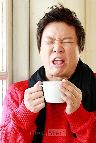  영화<댄싱퀸>에서 종찬 역의 배우 정성화가 10일 오후 서울 삼청동의 한 카페에서 오마이스타와 만나 인터뷰를 하기에 앞서 뜨거운 커피를 마시다 놀라는 익살스런 모습으로 포즈를 취하고 있다.