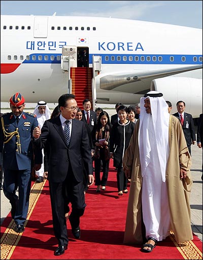 올해 2월 10일 UAE 공항에 도착한 이명박 대통령.