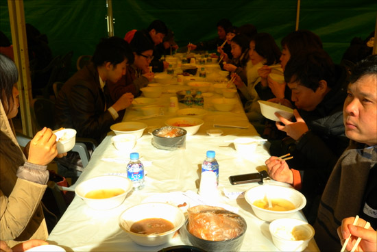 만찬 한우로 맛난 점심을 먹고 있다. 불고기.구운고기...