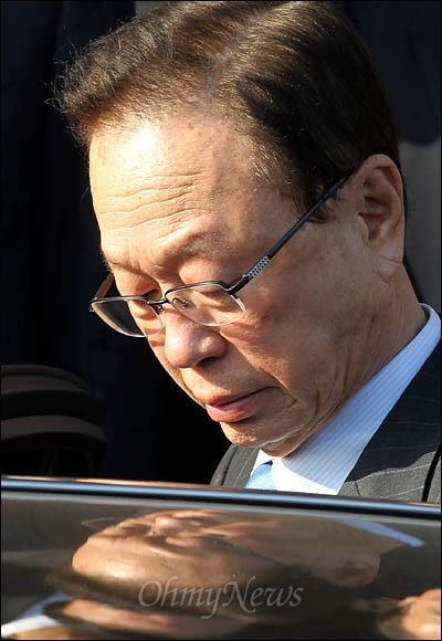 돈봉투 파문으로 물의를 일의킨 박희태 국회의장이 지난해 2월 13일 오후 사퇴 기자회견을 마친 후 국회 본청을 떠나고 있다.