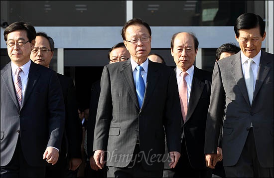 돈봉투 파문으로 물의를 일의킨 박희태 국회의장이 2012년 2월 13일 오후 사퇴 기자회견을 마친 후 국회 본청을 떠나고 있다.