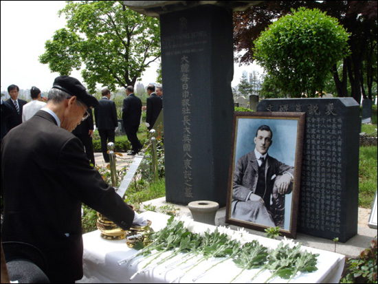 지난 2008년 베델 서거 99주기 추모식 후 한 참배객이 베델의 묘비에 헌화하고 있다