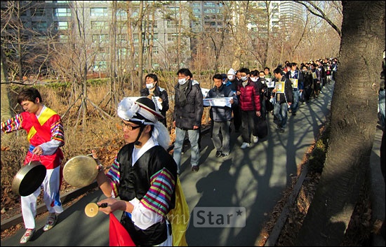  13일 오후 MBC 노동조합원들이 서울 서초구 방배동 서래마을 인근 김재철 MBC 사장 주소지를 찾아가고 있다.
 
