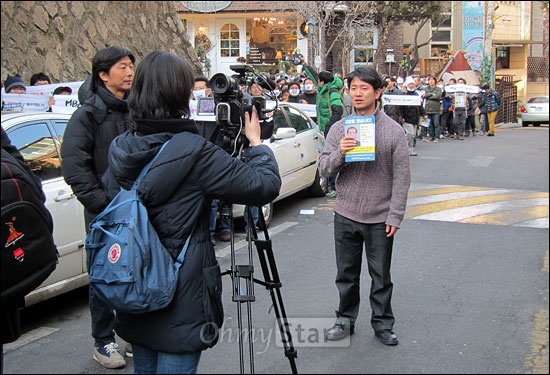  13일 오후 <제대로 뉴스데스크>를 만드는 MBC 노동조합원들이 서울 서초구 방배동 서래마을 인근 김재철 MBC 사장 주소지 인근에서 취재를 진행하고 있다.
 
