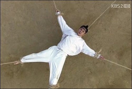 KBS드라마 '공주의 남자'에서 단종의 매형 영양위 정종으로 분했던 이민우가 거열형을 당하는 장면

