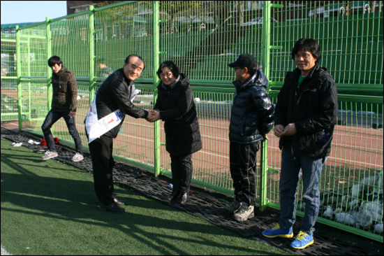  춘계연맹전에 출전하는 속초중학교 축구부 학부모 격려