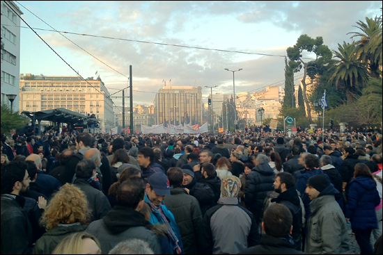 지난 12일(현지시각) 그리스의 아테네에 위치한 신타그마 광장에 모인 대규모 시위대가 'EU가 제시한 구제금융 조건 수용' 거부의 뜻을 외치고 있다.