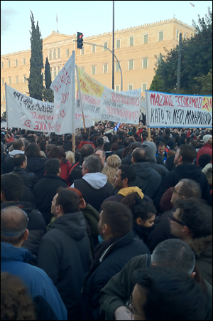 아테네 신타그마 광장에 모인 대규모 시위대
