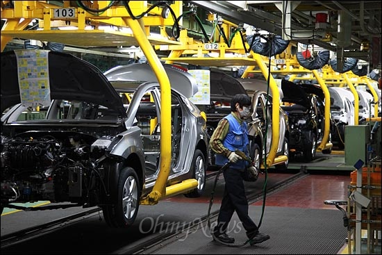 지난 2월 8일 오후 현대자동차 울산공장 승용차 생산라인에서 한 노동자가 작업을 하고 있다.