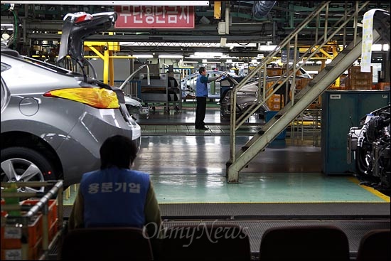 지난 2월 8일 오후 현대자동차 울산공장 승용차 생산라인에서 노동자들이 작업을 하고 있다.