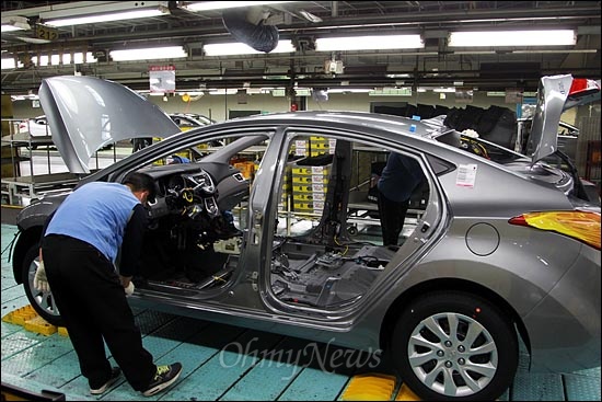 현대자동차 울산공장 승용차 생산라인에서 노동자들이 부품 조립 작업을 하고 있다(자료사진).
