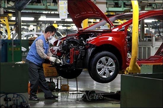 지난 2월 8일 오후 현대자동차 울산공장 승용차 생산라인에서 노동자들이 부품 조립 작업을 하고 있다.