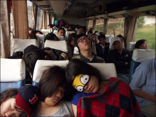 치앙마이에서 치앙콩까지 7시간 내내 잠만 자는 아이들