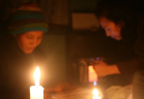 필자의 집이다. 처제와 아내가 촛불 아래서 책을 읽고 있다. 현재 네팔 일반 가정의 모습이다. 