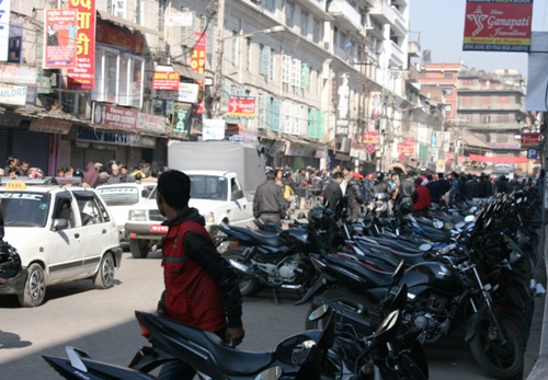 카트만두 더벌스퀘어 앞에 비살바자르라는 대형 마켓 앞에 수많은 오토바이들이 멈춰서 있다. 혼잡한 거리에 정차한 오토바이가 그 혼잡을 더하는 듯하다. 