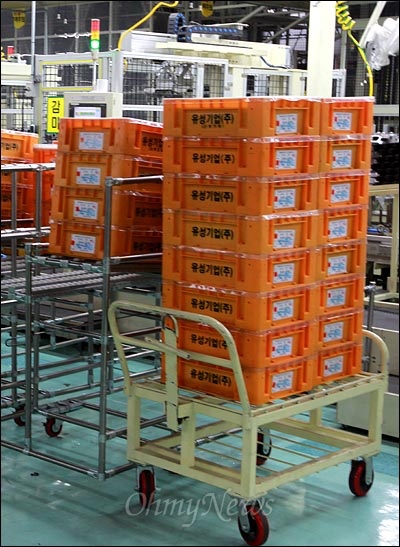 7일 오전 울산 현대자동차 엔진공장에 유성기업에서 납품한 부품 상자가 쌓여 있다.