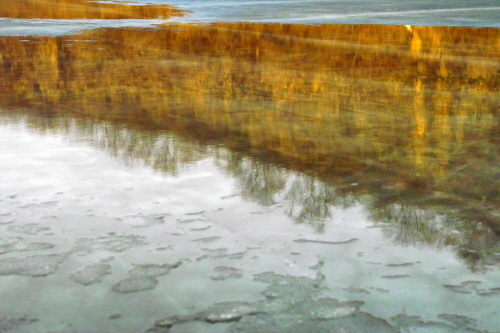 얼음 강에 반영된 환상적인 주상절리 풍경