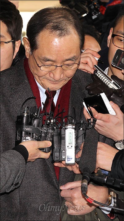 지난 2008년 한나라당(현 새누리당) 전당대회 당시 돈봉투 살포 의혹을 받고 있는 김효재 전 청와대 정무수석이 15일 오전 검찰 조사를 받기 앞서 "국민께 심려를 끼쳐 대단히 죄송하다"며 고개를 숙이고 있다. 