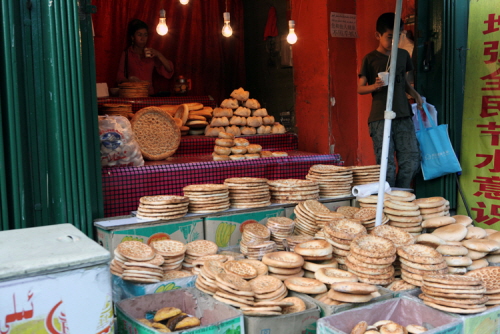 피자 모양을 한 위그루 전통 음식 낭. 위그루인들이 사는 지역에서는 어디서도 볼 수 있는 전통 음식이다.