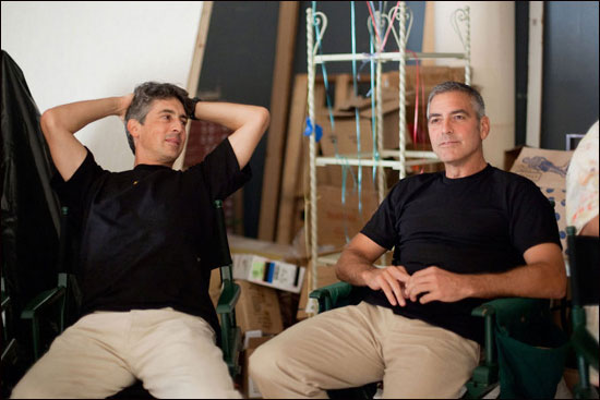  영화 <디센던트>의 조지 클루니(오른쪽)와 감독 알렉산더 페인(왼쪽).