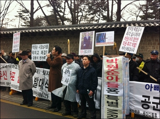 15일 오후 서울시청 서소문 별관 앞에서 강용석 의원이 보수단체 회원들과 함께 박원순 서울시장 아들에 대한 공개신체검사를 요구하고 있다.