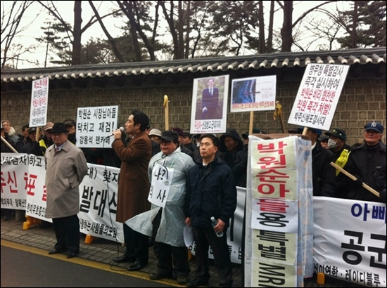  15일 오후 서울시청 서소문 별관 앞에서 강용석 의원이 보수단체 회원들과 함께 박원순 서울시장 아들에 대한 공개신체검사를 요구하고 있다.