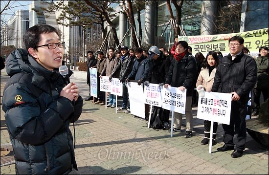 지난 2월 16일 파업 중인 국민일보 노동조합을 찾아간 방송인 김제동