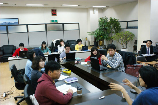  강연을 듣고 있는 세명대 저널리즘 스쿨 학생들.