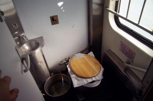 중국 기차 4인실 침대칸은 화장실부터 다르다.