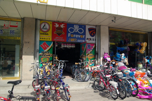 위그루 여성이 알려준 카슈가르 시내에 있는 자전거 판매점. 어린이용 자전거들을 팔고 있는데 MTB 수리가 가능할까? 의심이 앞선다.