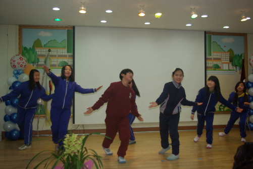 이 학교는 졸업생이 후배들을 위해 고별공연을 준비했다. 영화 '써니'의 춤 '써니'다. 영화처럼 추억의 학창시절을 패러디 한듯 보인다. 