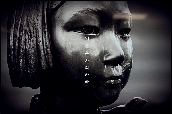 서울 지하철 3호선 안국역 4번출구 안쪽에 '평화비'를 소재로 한 사진광고가 걸려있다.