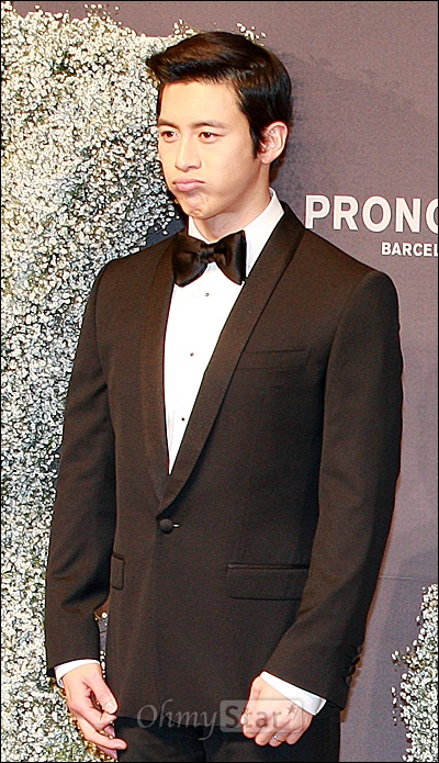 배우 고수가 17일 오후 서울 장충동 신라호텔에서 결혼식을 하기에 앞서 가진 기자회견에서 긴장한듯 입술을 풀고 있다. 
  