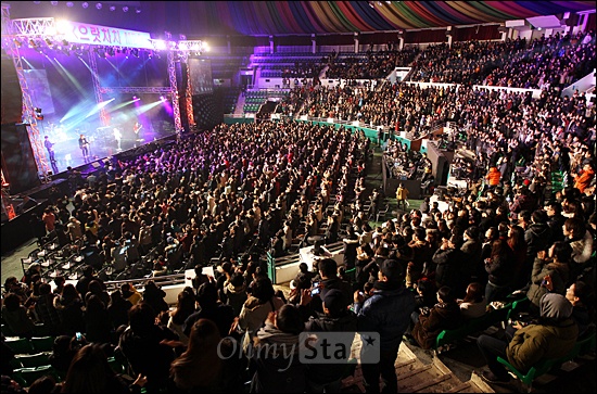  MBC 노조 주최로 17일 저녁 서울 장충체육관에서 <으랏차차 MBC> 파업콘서트가 수많은 시민들이 참석한 가운데 열리고 있다.