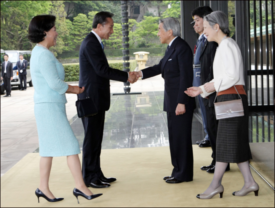 2008년 4월 21일 이명박 대통령이 왕궁에서 아키히토 일왕의 영접을 받은뒤 서로 인사를 나누고 있다. 

