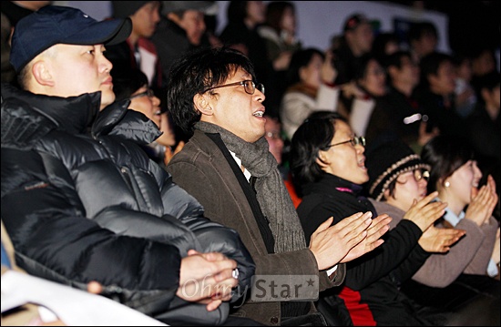  MBC노조 주최로 17일 저녁 서울 장충체육관에서 열린 <으랏차차 MBC> 파업콘서트에서 정영하 위원장이 화려한 공연을 박수를 치며 즐기고 있다.