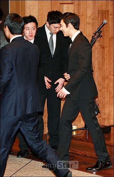  배우 고수가 17일 오후 서울 장충동 신라호텔에서 결혼식을 하기에 앞서 가진 기자회견을 마친 뒤 회견장을 나서고 있다.