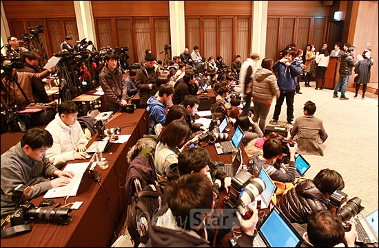  17일 오후 서울 장충동 신라호텔에서 열린 배우 고수의 결혼식 기자회견을 취재하기 위해 많은 취재진들이 장사진을 이루고 있다.