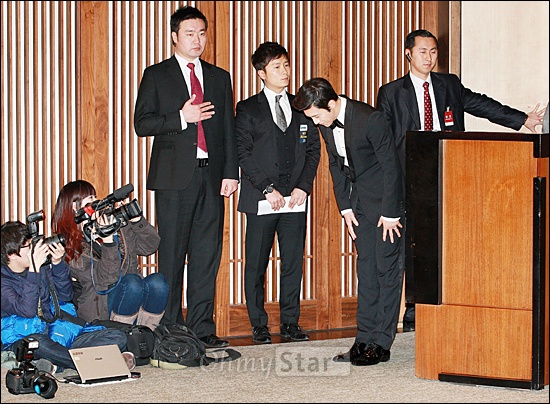  배우 고수가 17일 오후 서울 장충동 신라호텔에서 결혼식을 하기에 앞서 기자회견장에 입장하며 허리 숙여 인사하고 있다.
