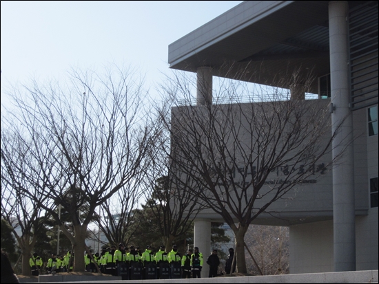 <박정희대통령기념·도서관> 근처에 경찰들이 삼엄하게 서있다.