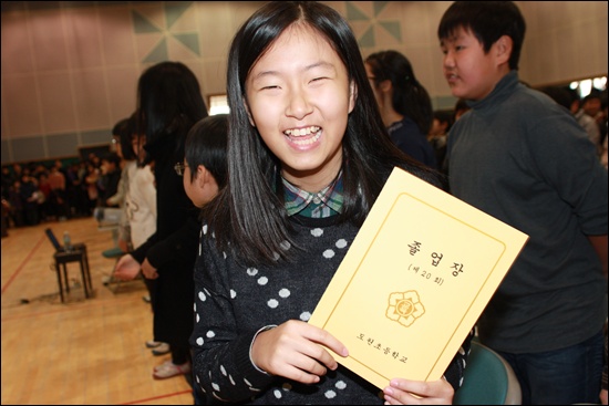 16일 여수도원초 졸업식장에서 졸업장을 받은 한 학생인 환하게 웃고 있다. 